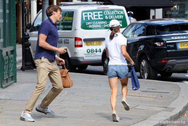 41072_pippa-middleton-in-jeans-shorts-01.jpg